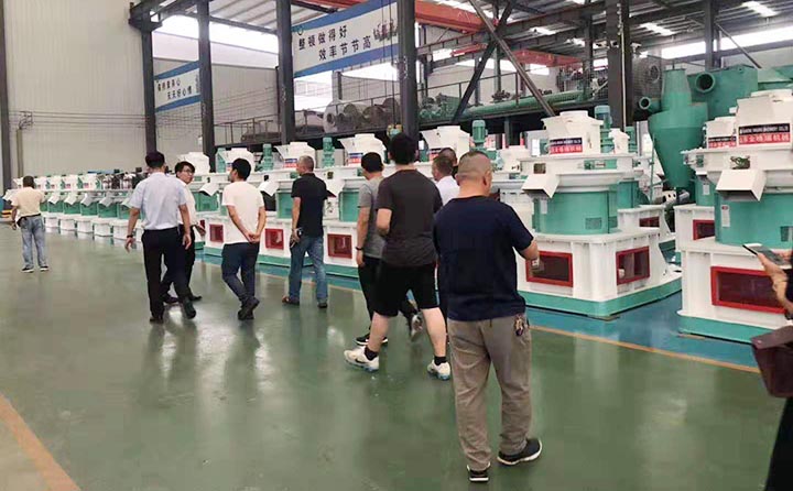 客戶對生物質顆粒機展廳進行參觀 客戶對生物質顆粒機展廳進行參觀