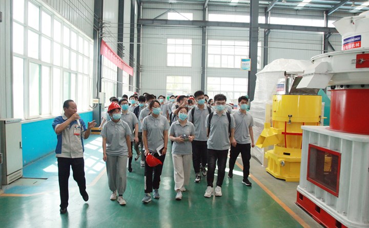 秸稈顆粒機展廳.JPG 秸稈顆粒機展廳.JPG