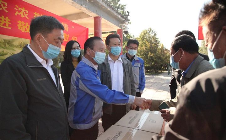 將老年人奶粉送到刁鎮中心敬老院.jpg 將老年人奶粉送到刁鎮中心敬老院.jpg