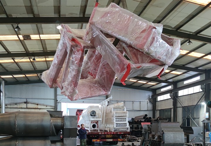 鋸末顆粒機生產線配套設備裝車中.jpg 鋸末顆粒機生產線配套設備裝車中.jpg