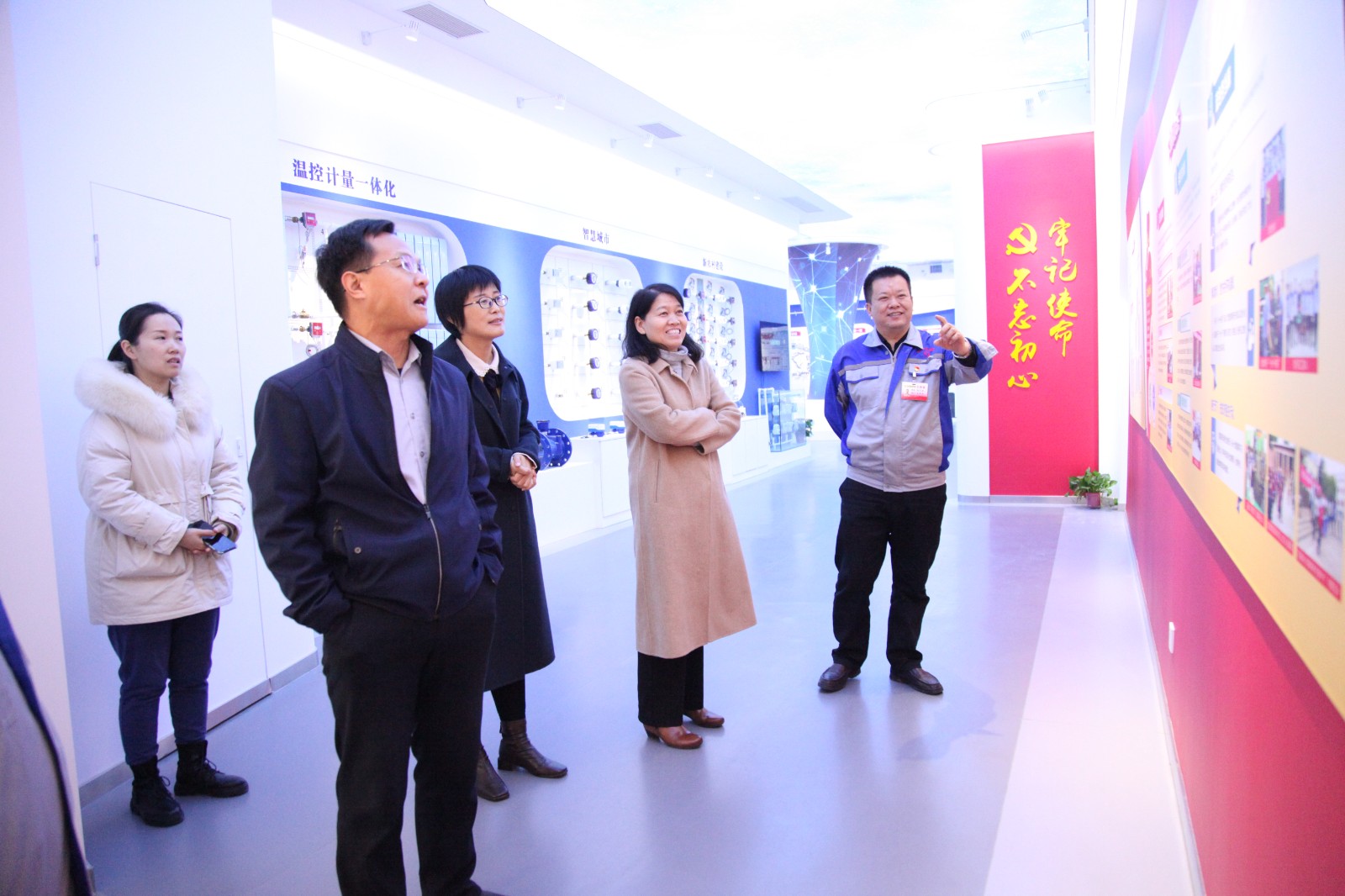 董事長景奉國不忘初心,牢記使命,創(chuàng)建了“源定初心”黨建品牌.JPG 董事長景奉國不忘初心,牢記使命,創(chuàng)建了“源定初心”黨建品牌.JPG